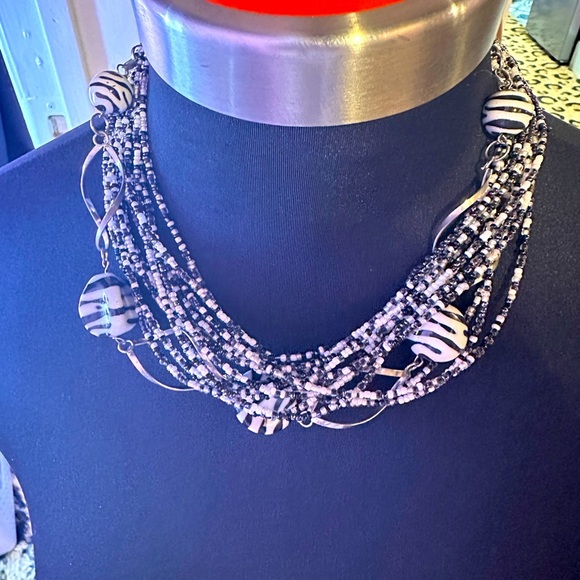 Elegant Black and White Beaded Necklace - Picture 2 of 3